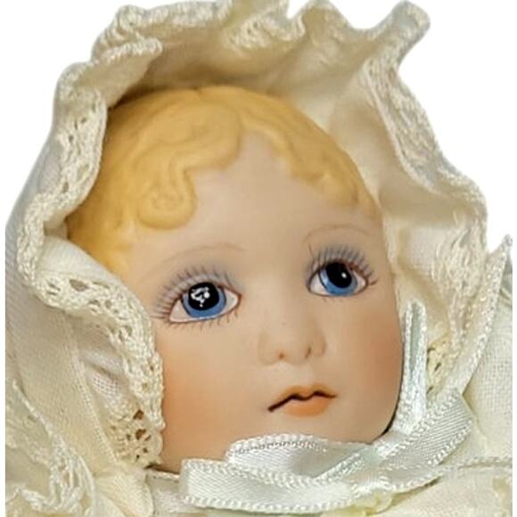 Rare SIGNED 1988 Vintage Victorian-styled "Dolly" By Jan Hagara - Picture 4 of 9